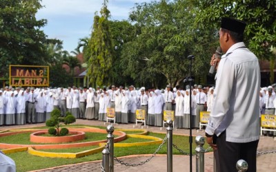 Upacara Bendera Hari Senin MAN 2 Labura, Pembina Sampaikan Pesan Penting