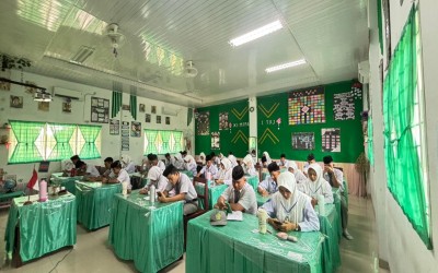 Ketelitian Siswa MAN 2 Labura Menaklukkan Soal-soal MID